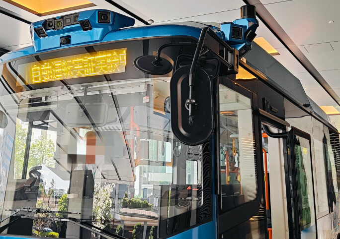 KDDI株式会社 自動運転バス車内サイネージ